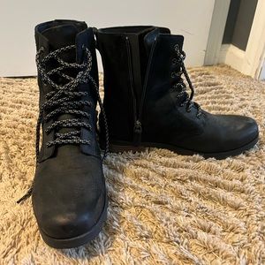 Sorel emilie II lace boot
